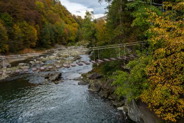 Asma köprü, maceraya giden yol, diğer tarafa geçmek..