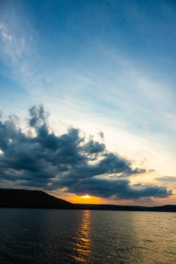 Ufuk manzarası ve dramatik alacakaranlık gökyüzü ve günbatımı arka planı. Doğal gökyüzü arkaplan dokusu, güzel bir renk. Kara bulutlar, büyük fırtına ve yağmur. Hava ve doğa kavramı.