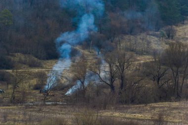 Kuru mevsim boyunca kuru ot ve saman sakallarından çıkan tarımsal atık ateşleri kurak mevsimde yoğun dumanı kirleten havayı yakarak küresel ısınma ve kanserojen gazlara yol açıyor..
