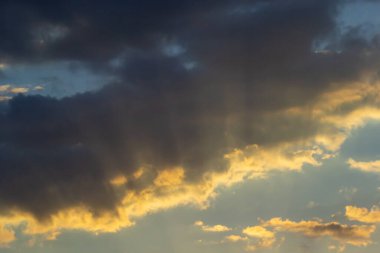 Ufuk manzarası ve dramatik alacakaranlık gökyüzü ve günbatımı arka planı. Doğal gökyüzü arkaplan dokusu, güzel bir renk. Kara bulutlar, büyük fırtına ve yağmur. Hava ve doğa kavramı.