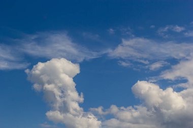 Süslü bulutlar. Dramatik bir gökyüzü. Destansı fırtına bulutları Yumuşak güneş ışığı. Panoramik görüntü dokusu arkaplan grafik kaynakları tasarımı Meteoroloji, cennet umut barış kavramı.