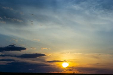 Ufuk manzarası ve dramatik alacakaranlık gökyüzü ve günbatımı arka planı. Doğal gökyüzü arkaplan dokusu, güzel bir renk. Kara bulutlar, büyük fırtına ve yağmur. Hava ve doğa kavramı.