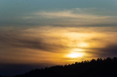 Dramatik gün batımı ve gün doğumu gökyüzü.