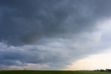Süslü bulutlar. Dramatik bir gökyüzü. Destansı fırtına bulutları Yumuşak güneş ışığı. Panoramik görüntü dokusu arkaplan grafik kaynakları tasarımı Meteoroloji, cennet umut barış kavramı.
