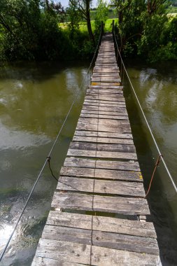 Asma köprü, maceraya giden yol, diğer tarafa geçmek..