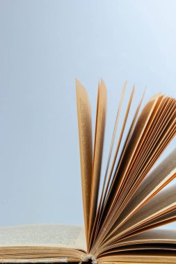 Kitap yığınları üzerine açık bir kitap arka plan shcool çalışma kitabı. Edebiyat, eğitim ve kitap yayıncılığı kavramı. Metin için boş alan.