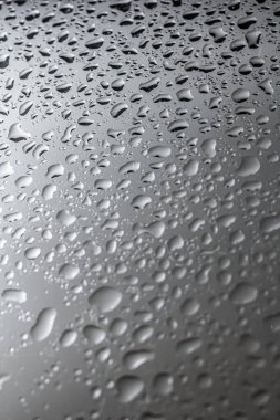 Beyaz arkaplan dokusuna su damlaları. Arkaplan camı su damlalarıyla kaplı. Sudaki kabarcıklar.