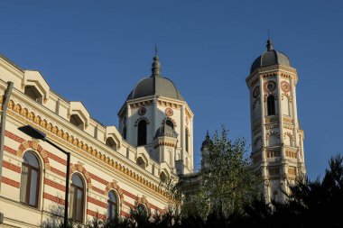 Bükreş 'teki büyüleyici binada, parlak mavi gökyüzüne karşı inşa edilen güneş kulesi tarihi önemini gözler önüne seriyor..