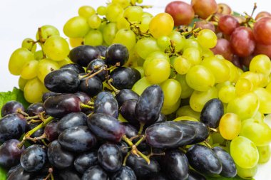 Siyah, yeşil ve kırmızı da dahil olmak üzere çeşitli renklerde canlı bir üzüm koleksiyonu taze görünüşlerini sergiliyor. Atıştırmalık, tatlı ya da meyve tabağı için mükemmel..