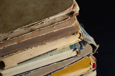 Kitap geçmişi. Kütüphanedeki eski kitaplar. Kitapçı, Bilgi Yayınları Edebiyatı. Kitapçı, Kitapçı Geçidi.