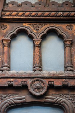 Bükreş 'teki süslü ahşap cephe, kentin eski çağlardan kalma zengin mimari mirası ve işçiliğini yansıtan ayrıntılı oyma ve kemerleri gözler önüne seriyor.