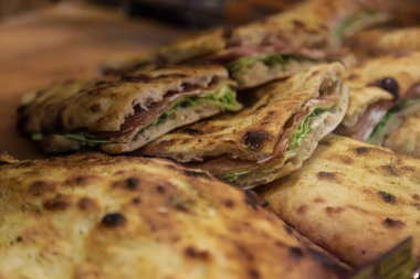 Romanya 'nın Bükreş kentindeki hareketli bir pazarda et ve yeşillik dolu taze düz ekmekler sunularak yerel aşçılık gelenekleri gözler önüne seriliyor..