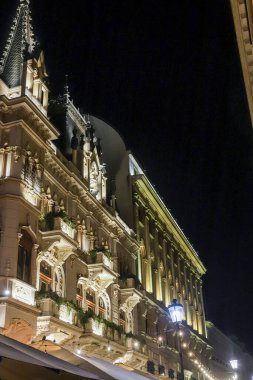 Romanya 'nın Bükreş kentinde gece boyunca büyüleyici tarihi binalar güzel aydınlatılarak mimari ayrıntılar vurgulanıyor ve ziyaretçiler için davetkar bir atmosfer yaratılıyor..