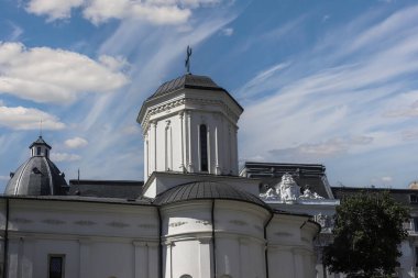 Biserica Sfantul Anton çarpıcı mimari ayrıntılarını Bükreş 'te sergiliyor. Açık mavi gökyüzü bu tarihi yapının güzelliğini vurguluyor..