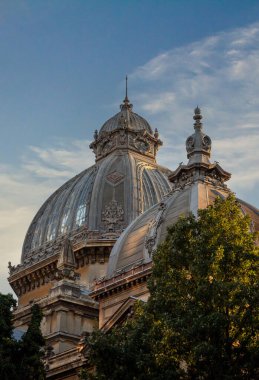 Bükreş 'in tarihi binalarının büyüleyici manzarası, gün batımında açık bir gökyüzü altında süslü kubbeler ve mimari özellikler sergiliyor..