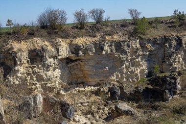 Kaya oluşumları ve aşınmış uçurumlar gündüz saatlerinde uzak bir yerde doğal güzelliklerini sergilerler..