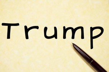 Donald Trump kağıda yazıyor