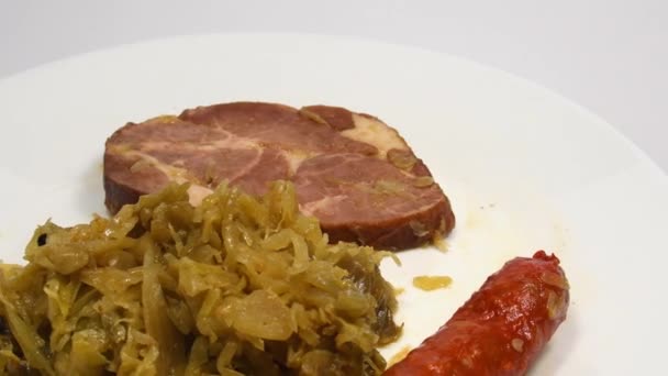 Duitse Deli Zuurkool Met Varkensvlees Worst — Stockvideo