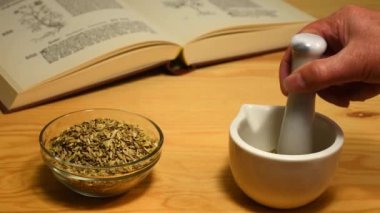 Bir havanda rezene tohumlarını ses ile öğütmek