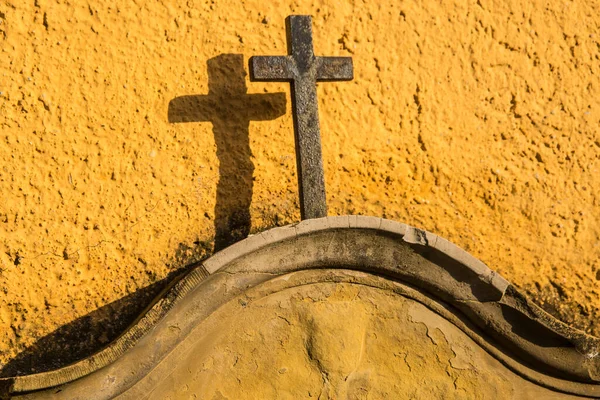 Krzyż Nagrobku Żółtej Ścianie — Zdjęcie stockowe