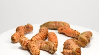 bir dönüm tablosunda zerdeçal kökleri