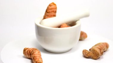 Dönüş tablosundaki havanda zerdeçal kökleri