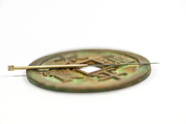 Акупунктура Голка Китайській Античній Монеті — стокове фото