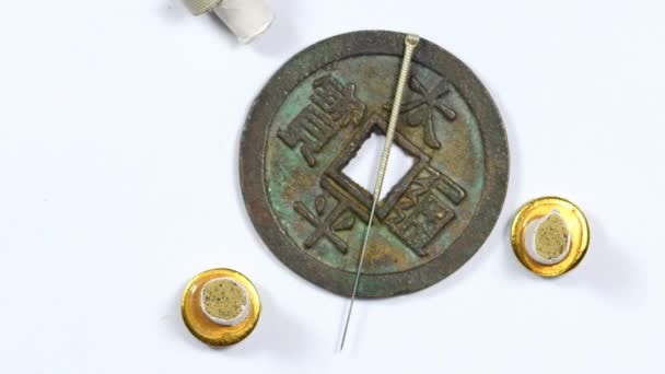 Akupunkturnadel Auf Antiken Chinesischen Münzen Auf Einem Drehtisch — Stockvideo