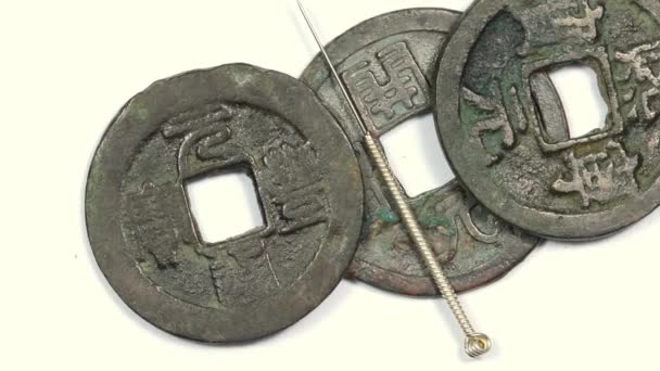 Jarum Akupunktur Pada Antik Koin Cina Meja Putar — Stok Video