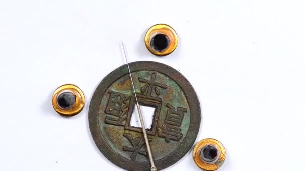 Игла Иглоукалывания Старинной Китайской Монете Светящийся Конус Моксисгорания Поворотном Столе — стоковое видео