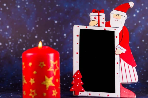 有圣诞老人和燃烧的蜡烛的空木板 — 图库照片