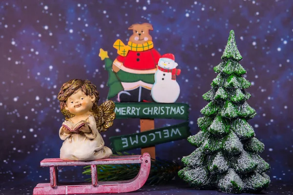天使とサンタクロースとクリスマスツリーとメリークリスマスボード — ストック写真
