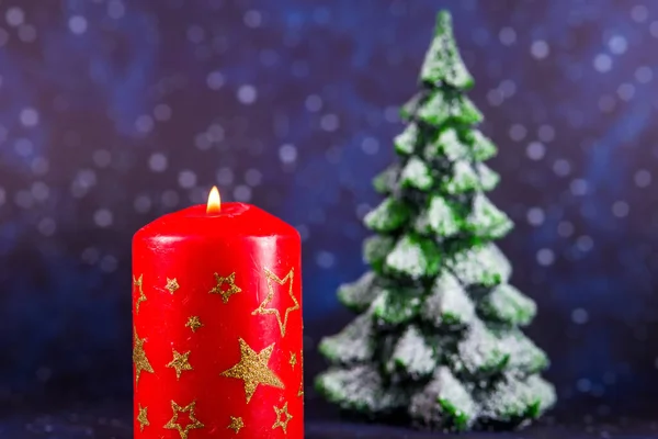 Brennende Kerze Mit Schneebedecktem Tannenbaum Hintergrund — Stockfoto