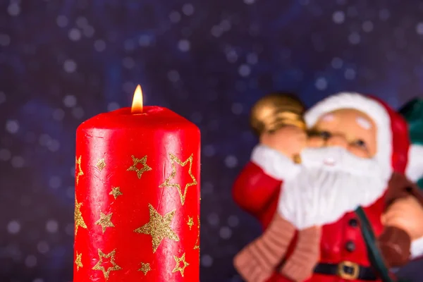 Brinnande Ljus Med Jultomten Bakgrunden — Stockfoto