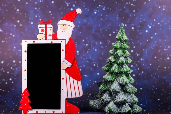 有空荡荡的黑板和雪地冷杉树的圣诞老人 — 图库照片