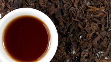 Pu-erh çayı, çiğ çay ve Çin kâsesinde çay.