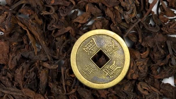 Ceai Erh Ceai Brut Closeup Masă Monedă Chinezească Antică — Videoclip de stoc