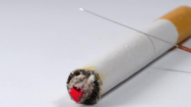 Aguja Acupuntura Cigarrillo Una Mesa Giratoria — Vídeo de stock