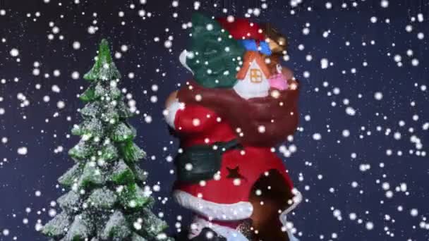 在转盘桌上挂着雪花和冷杉的圣诞老人 — 图库视频影像