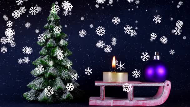 Juldekoration Med Snöig Gran Och Brinnande Ljus Släde Och Fallande — Stockvideo