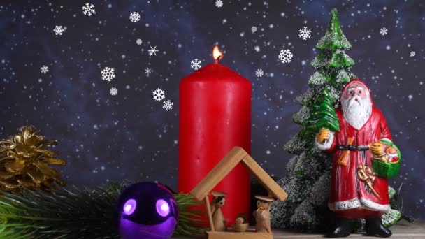 Juldekoration Med Jultomten Fallande Snö Snöiga Träd Och Brinnande Ljus — Stockvideo