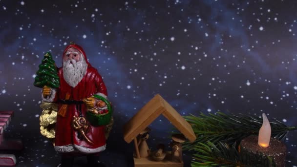 Juldekoration Med Jultomten Ängel Fallande Snö Snöiga Träd Och Brinnande — Stockvideo