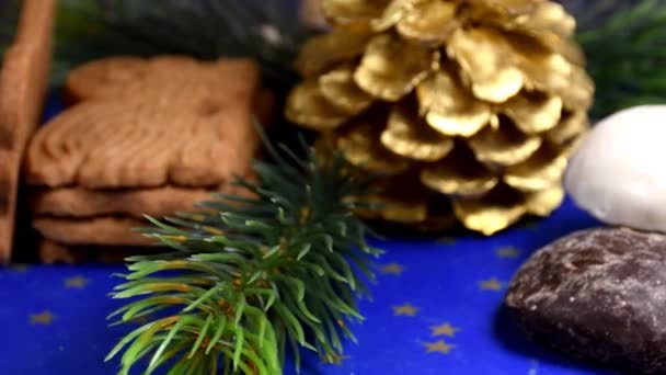 Karácsonyi Dekoráció Német Karácsonyi Tortával Spekulatius Pfeffernuss Egy Lemezjátszó — Stock videók