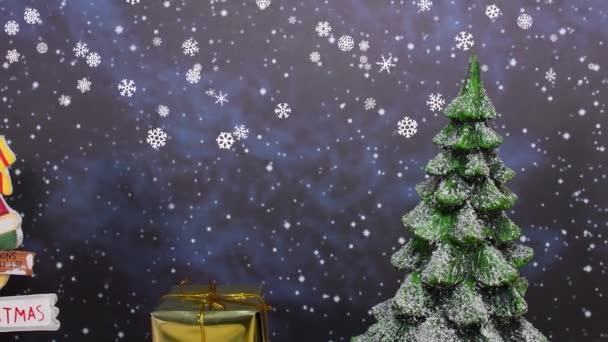 Dekorasi Natal Dengan Jatuh Salju Pohon Bersalju Dan Kamera Drive — Stok Video