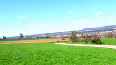 Almanya 'nın Baden-Wuerttemberg kentinde Eislingen ve Hohenstaufen tepelerine panoramik manzara