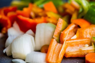Yakın planda dilimlenmiş havuç, biber ve soğan.