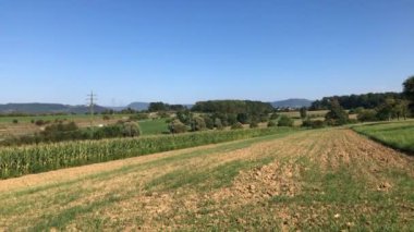 Almanya, Baden-Wuerttemberg 'de panoramik manzara, tarlaları, B10 karayolu ve imparator tepesi Hohenstaufen