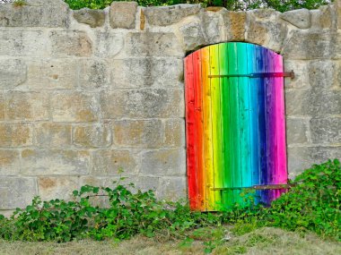 LGBTQ renklerinde eski ahşap kapı