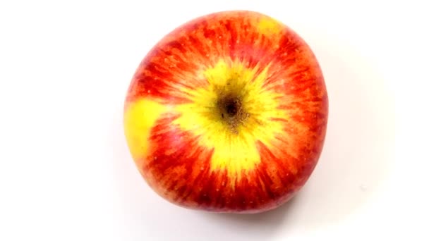 ターンテーブルの赤と熟したリンゴ コピースペースでトップに平らなビュー — ストック動画