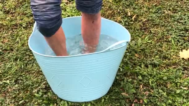 Man Trampar Kallt Vatten Hink Präst Kneipp Terapi — Stockvideo
